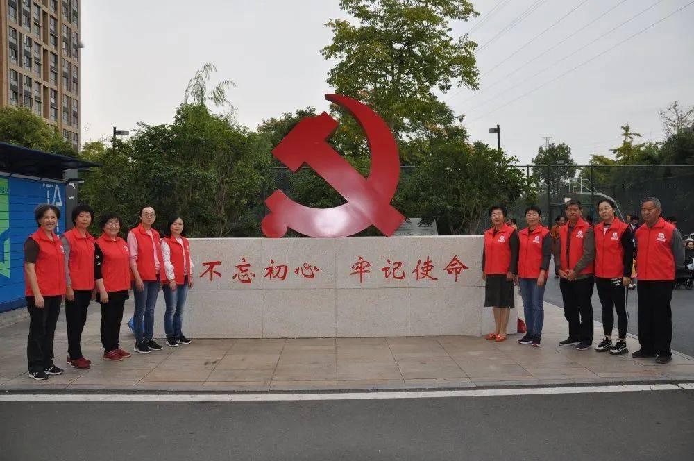 哈尔滨小哥在冰雪大世界，免费送灵龙小冰雕